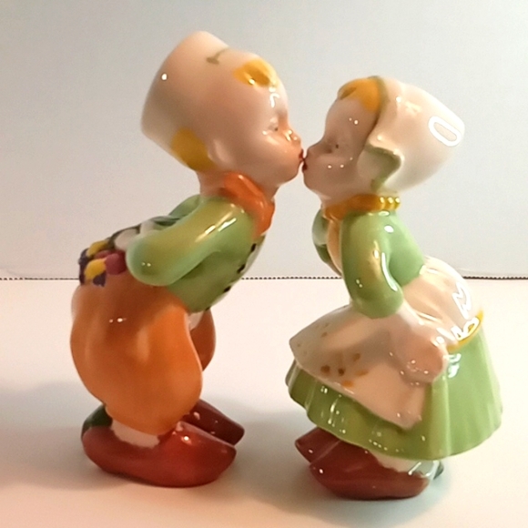unknown Accents Vintage 5 Ceramic Swiss Kissing Figurines Boy And